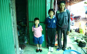 ปู่วัย73ปีตื้นตัน! ผู้ใจบุญให้ทุนการศึกษาหลาน-ปลดหนี้สิน
