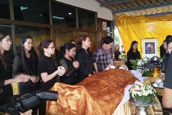 สุดเศร้า! รดน้ำศพ \'น้องแบงค์\' อดีต ปธ.ทีมฟุตบอลเมืองกาญจน์ ยูไนเต็ด