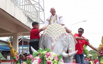 ธรรมดาโลกไม่จำ! \'พ่อนาค\'ขี่ช้าง-ม้าแห่รอบหมู่บ้าน-เพื่อนจัดเต็มแด๊นซ์กระจาย