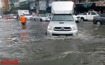 ฝนถล่มหนัก! สมุทรปราการถนนหลายสายกลายเป็นคลองท่วมสูงกว่า30ซ.ม.