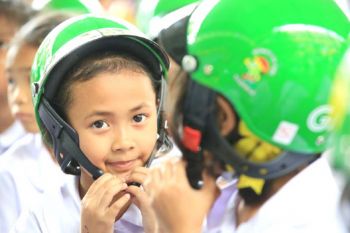 แกร็บรณรงค์สวมหมวกนิรภัยมาโรงเรียน