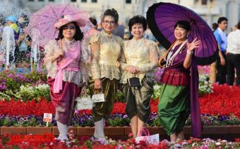 \'ชาวไทย-ต่างชาติ\'แต่งชุดย้อนยุค ร่วมงาน\'อุ่นไอรัก คลายความหนาว\' (ประมวลภาพ)
