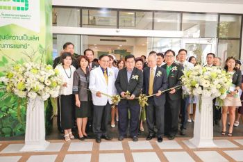 ผ่าตัดฟรีเปลี่ยนข้อเข่าเทียมและต้อกระจก  ฉลองครบรอบ 25 ปีโรงพยาบาลลาดพร้าว