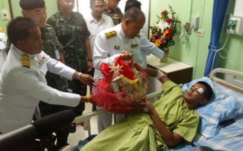 ร.10พระราชทานดอกไม้ตะกร้าสิ่งของแก่ทหารบาดเจ็บเหตุระเบิดอ.จะแนะ