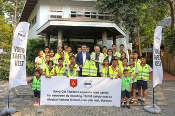 นางแบบสาว ซินดี้ ร่วมกิจกรรม วอลโว่  บริจาคเสื้อสะท้อนแสง Safety Vest 10,000 ตัว