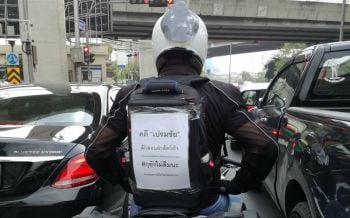 ยังไม่ลืมนะ! หนุ่มขับบิ๊กไบค์ติดป้ายหลังกระเป๋า เตือนใจ\'คดีเปรมชัย ลอบล่าสัตว์ป่า\'