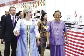 สมเด็จพระเทพฯ เสด็จฯ ทรงเปิด‘งานออกร้านคณะภริยาทูต ครั้งที่ 51’  มหกรรมสินค้านานาชาติเพื่อการกุศลแห่งปี