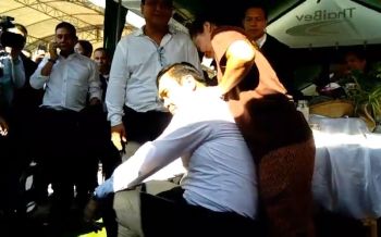 แบกทุกข์ไว้เยอะ!\'บิ๊กตู่\'บ่นบ่าตึงทดลองนวดแผนไทยคลายเครียด (ชมคลิป)