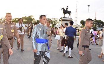 โปรดเกล้าให้\'พล.อ.ดาว์พงษ์\' ตรวจเยี่ยมงาน\'อุ่นไอรัก คลายความหนาว\' (ประมวลภาพ)