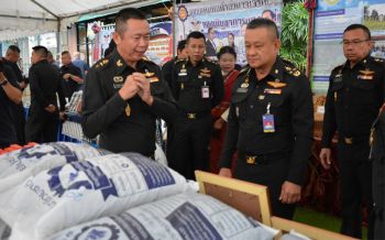 ผบ.นทพ.เยี่ยมตลาดประชารัฐ ชมสินค้าธงน้ำเงินของสนภ.5 ตามนโยบายรบ.