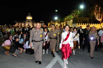 ประชาชนเนืองแน่น ช็อป ชิม ชิล เช็คอิน ในงาน ‘อุ่นไอรัก...คลายความหนาว’  ท่ามกลางบรรยากาศย้อนยุค ใส่ชุดไทย สมัย ร.5 ถ่ายรูปเก๋ๆ