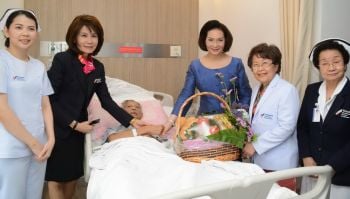 คุณหญิงปัทมาเยี่ยมอดีตนายกสื่อกีฬาอาวุโส