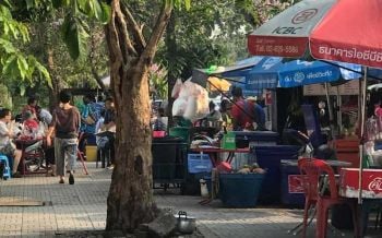 มายังไง!เพื่อนบ้านขำไม่ออกโพสต์ภาพผุดตลาดห่างบ้าน‘ป้าทุบรถ’50ม.