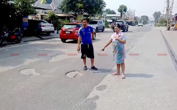 ชาวบ้านสุดทน! ถนนทรุดตัวเป็นหลุมลึกกว่า20ซม.เกิดอุบัติเหตุรายวัน