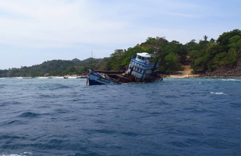 ทช.สั่งจนท.ดำน้ำตรวจสอบ หลังเรือบรรทุกขยะชนหินปะการัง