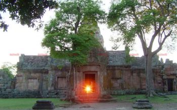 เยือนบุรีรัมย์ชม\'ประเพณีขึ้นเขาพนมรุ้ง\' อลังการดวงอาทิตย์ลอดผ่าน15ช่องประตูยามราตรี