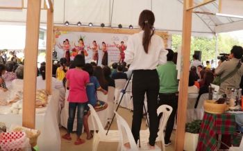ช่างภาพสาวทุ่มเทสุด! ลงทุนปีนเก้าอี้-ต่อขากล้องถ่ายภาพแถลงข่าวเปิด\'ตลาดต้องชม\'