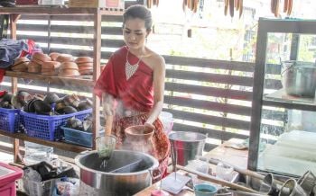 ร้านก๋วยเตี๋ยวเมืองสองแควอิงกระแสละครดัง\'บุพเพสันนิวาส\'แม่ค้าแต่งชุดไทยขายของ
