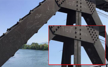 มือบอนโผล่อีก! เขียนราวสะพานข้ามแม่น้ำแคว ชาวเน็ตจวกเละ\'ไร้จิตสำนึก\'