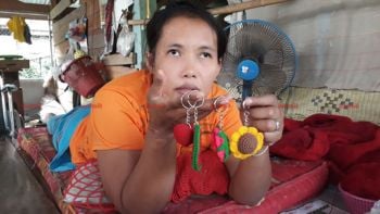 คุณแม่พิการสู้ชีวิต! นอนถักพวงกุญแจขายหาเงินเลี้ยงลูกน้อยมานาน5ปี