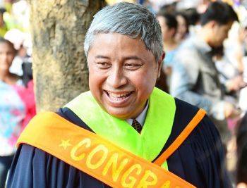 \'สยม สังวริบุตร\'คว้าปริญญาตรีสำเร็จ คนบันเทิงร่วมแสดงความยินดี