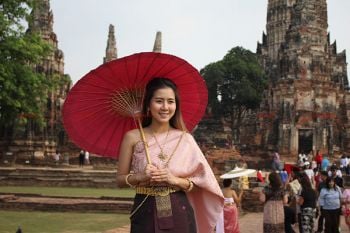 แม่ค้ายิ้มแก้มปริ! นทท.แห่เช่าชุดไทยถ่ายภาพเกาะกระแสออเจ้าที่วัดไชยฯ
