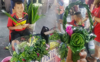 พับเตยต่อชีวิต! \'น้องเต้\'หาเงินเลี้ยงยาย-น้อง3ชีวิต อนาถ!กินข้าวกับน้ำปลาเกือบทุกวัน (ชมคลิป)