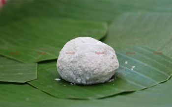 กระแสออเจ้าฮิต! แม่ค้า\'ขนมม่อฉี\'แต่งชุดไทยขายของเพิ่มความโดดเด่นขนมโบราณ