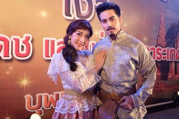 \'หลวงศรียศ\'ฝ่าสายฝน พาช้อปแบบย้อนยุคในตลาดกรุงศรี อยุธยาไนท์มาร์เก็ต