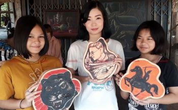 ไอเดียเจ๋ง!คนสุโขทัยเพิ่มมูลค่า‘เขียงไม้โชว์ศิลปะ’ วาดลวดลาย-เล่าเรื่องเมืองโบราณ (ชมคลิป)