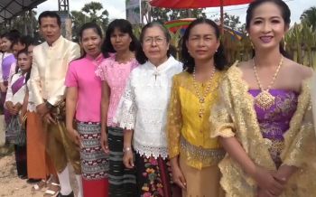 สีสันเปิดตลาดพรีเมี่ยมรำแดง  ชิมขนมอาหารพื้นบ้านร่วมสืบสานแต่งกายผ้าไทย