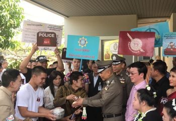 \'เฉลิมเกียรติ\'บุกเยี่ยมบ้าน\'ปอยฝ้าย\' ชวนฝากบ้านกับตำรวจช่วงสงกรานต์
