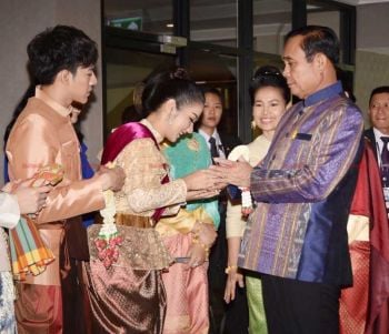 \'บิว กัลยาณี\'ลูกทุ่งสาวแดนใต้ รดน้ำขอพร\'บิ๊กตู่\'  พร้อมชวนบริจาคโลหิตช่วงสงกรานต์