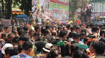 หนองคายคึกคัก! คนนับหมื่นแห่ร่วมอัญเชิญ \'หลวงพ่อพระใส\' ลงจากพระอุโบสถวัดโพธิ์ชัย