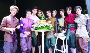 ‘ต่อ-ธนภพ’ นำทีม ‘9x9’ สรงน้ำพระ