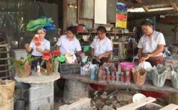 ไอเดียเจ๋ง! รีไซเคิลขยะไร้ค่าสู่สินค้าแฟชั่น ผลิตกระถางดอกไม้-ทำปุ๋ย สร้างรายได้สู่ชุมชน