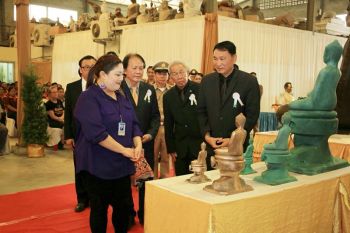 ‘องค์หริภา’ เสด็จตรวจงานขี้ผึ้งต้นแบบ ‘พระพุทธปฏิมาสิริภานิรมิต’