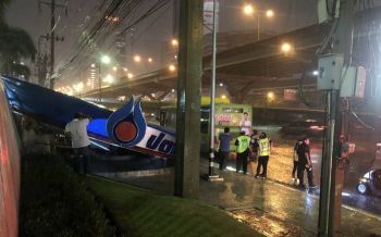 นาทีชีวิต! ชมคลิปพายุพัดป้ายรถเมล์หน้า ปตท. สำนักงานใหญ่ พังถล่ม โชคดีไร้เจ็บ-ตาย