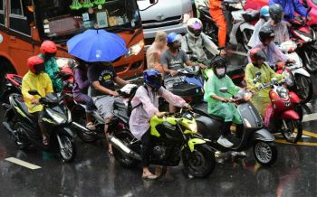 ยืดอกพกร่ม!!! ชาวกรุงเตรียมพร้อมรับมือฝนถล่ม70% (ประมวลภาพ)