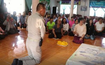 ชาว\'เลย\'ชื่นชม!  พ่อเมืองไม่ถือตัวกล่าวเปิดงาน\'นั่งคุกเข่า\'ให้เกียรติผู้ใหญ่