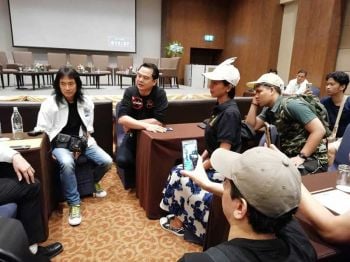 วุ่น! ชมรมพระเครื่องบุกจี้ \'มาร์ค​ พิทบูล\' ขอขมาฐานลบหลู่พุทธศาสนา กลางงานเสวนา \'พรรคไทยศรีวิไลย์\' (ชมคลิป)
