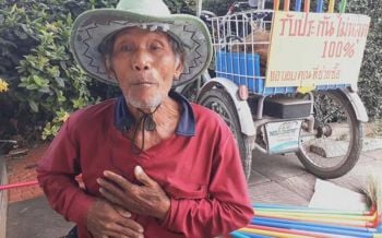 อดีตสารวัตรกำนันวัย71  ถูกรถชนไส้ทะลักยัดกลับไม่ได้ สู้ชีวิตนั่งทำไม้กวาดขายหน้า7-11