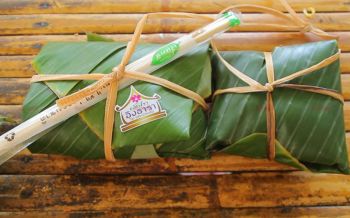 เก๋ไก๋ไม่ซ้ำใคร\'ผัดไททรงเครื่อง\'ห่อใบตอง-มัดเชือกกล้วยของฝากขึ้นชื่ออำเภอตะกั่วทุ่ง
