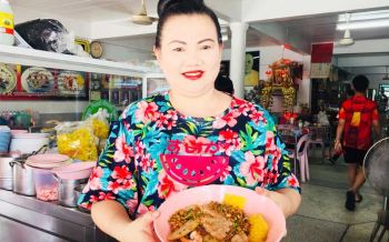 แวะชิมด่วน! ก๋วยเตี๋ยวหมูเด้ง-กระดูกอ่อนรสเด็ด ชามเท่ากะละมังร้านดังตลาดปลวกแดง