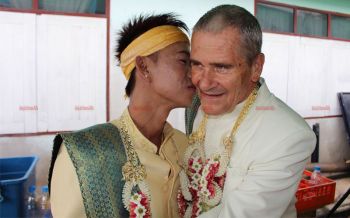 อบอวลไปด้วยความรัก! นักธุรกิจชาวไอริสใจป้ำหอบสินสอดหลักล้านขอหนุ่มไทยแต่งงาน
