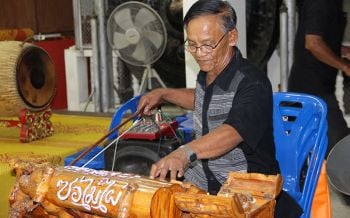 ลุงทวีความรู้ป.7ประดิษฐ์\'ซอไม้ไผ่\' บรรเลงเพลงตามงานบุญ รับทรัพย์4หมื่นต่อเดือน (ชมคลิป)