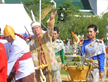 เศรษฐกิจรุ่งเรือง  น้ำท่าบริบูรณ์ดี  พระโคกินน้ำ-หญ้า-เหล้า