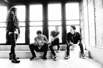 มองหลังเลนส์ผ่าน Lyrics