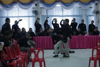 \'มาร์ค พิทบูล\' หนาวแน่! ดันรับคำท้านายตำรวจ \'ครูสอนยุทธวิธี\' ชก