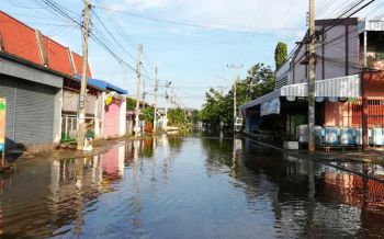 เร่งสูบน้ำช่วย400หลังคาเรือนเคหะชุมชนบึงพระ ฝนถล่มน้ำท่วมขังสูง